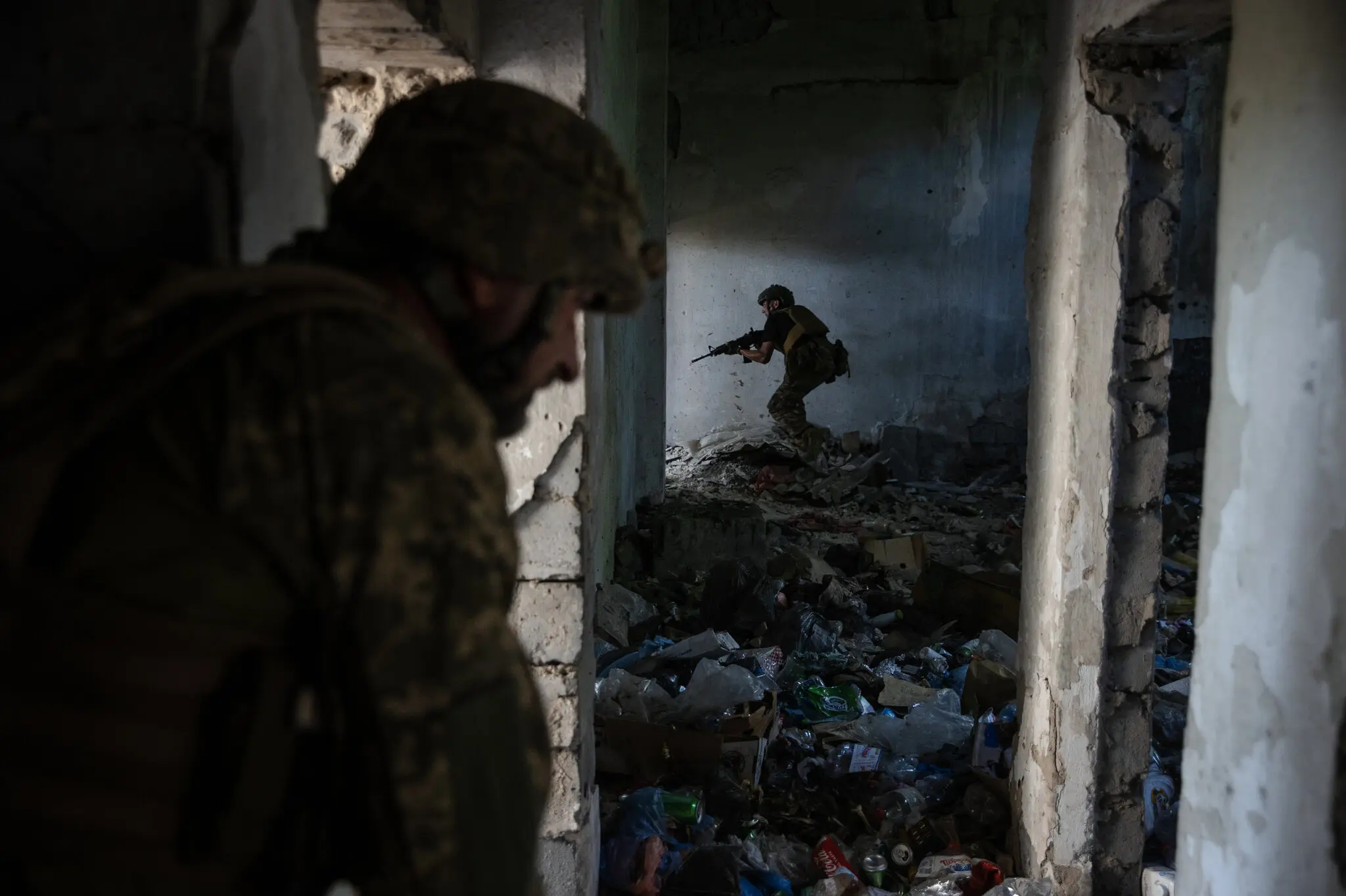 У серпні українські морські піхотинці відпрацьовують бойові дії на будинках під час навчань у Вугледарському районі.